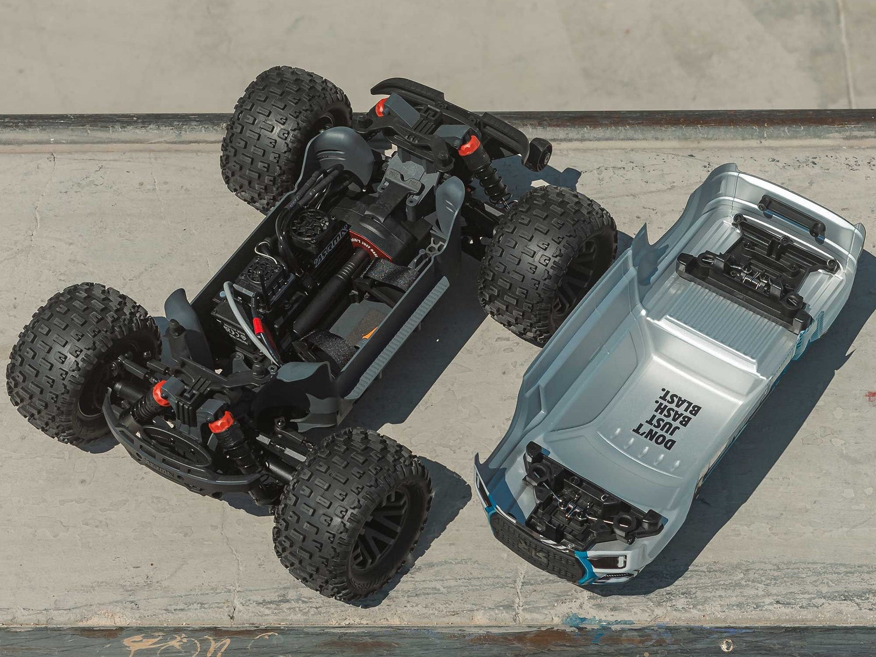 Arrma 1/10 GRANITE 223S DSC 4X4 RTR Brushless Monster Truck - Blue C-ARA4302V4T1